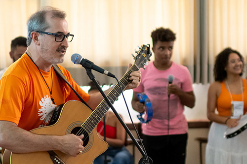 Vicente Ferreira spielt Gitarre