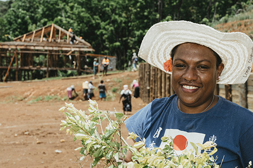 Einwohnerin bei einer Pflanzaktion